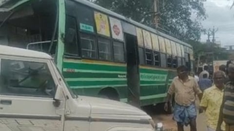 பைக் மீது பேருந்து மோதியதில்
ராணுவ வீரா் உயிரிழப்பு