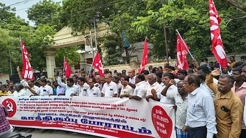 போலி பட்டாவை ரத்து செய்யக் கோரி ஆட்சியா் அலுவலகம் முற்றுகை