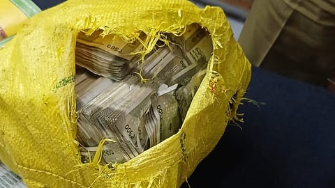 மதுரையில் சாக்கு மூட்டையில் கிடந்த ரூ. 17.50 லட்சம்