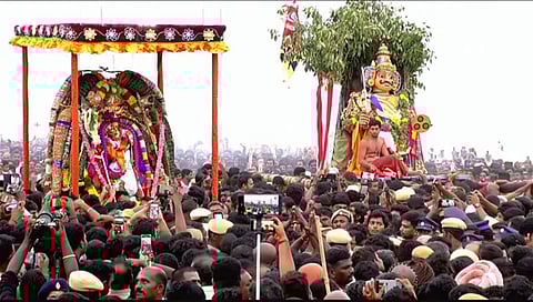 திருச்செந்தூர் சுப்பிரமணிய சுவாமி கோயில் கந்த சஷ்டி விழாவையொட்டி, திங்கள்கிழமை மாலை கடற்கரையில் நடைபெற்ற சூரசம்ஹார  நிகழ்வில், மலர் அலங்காரத்தில் எழுந்தருளி, சூரபத்மனை வதம் செய்த முருகப் பெருமான்