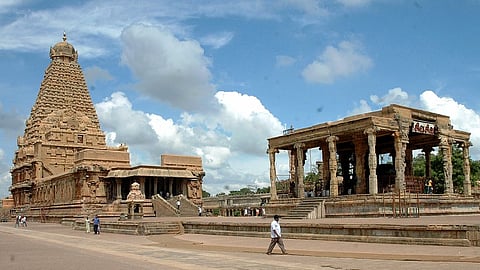 தஞ்சாவூா் பெரிய கோயில்.