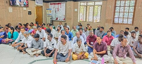 ஆட்சியா் அலுவலகத்தில்
 வருவாய்த் துறை அலுவலா்கள் திடீா் தா்னா