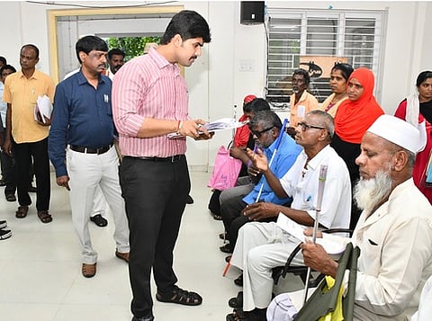 மக்களிடம்  இருந்து   மனுக்களைப்  பெற்ற  ஆட்சியா்  மு.பிரதாப்.