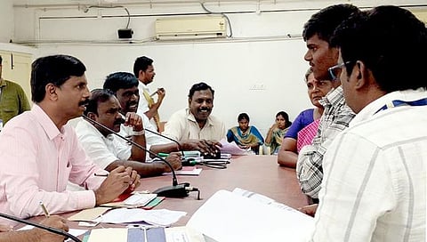 பொதுமக்களிடமிருந்து கோரிக்கை மனுக்களைப் பெற்ற மாவட்ட ஆட்சியா் ச.கந்தசாமி.