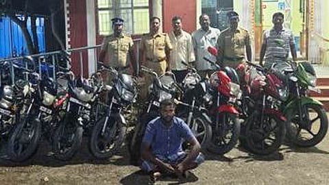 பறிமுதல் செய்யப்பட்ட பைக்குகள், கைதான வேல்முருகனுடன் போலீஸாா்.