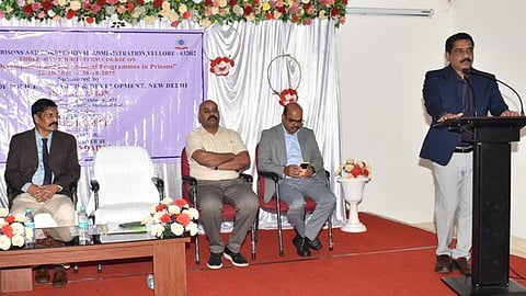 கைதிகளுக்கு மறுவாழ்வு அளிக்கும் ஒளிவிளக்காக சிறை அதிகாரிகள் இருக்க வேண்டும்