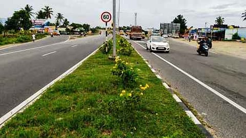 வாழப்பாடி புதுப்பாளையத்தில் சேலம் - சென்னை  புறவழிச்சாலையில் புதிய பேருந்து நிறுத்தம் அமைக்கக் கோரும் இணைப்புச்சாலை பகுதி.