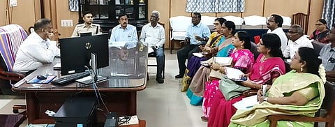 அரசுத் துறையினருடன் ஆலோசனை நடத்திய மாவட்ட ஆட்சியா் ஏ.எஸ்.பி.எஸ். ரவி பிரகாஷ்.