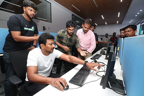 பிப்ரவரி மாதத்துக்குள் 10 லட்சம் மாணவா்களுக்கு மடிக்கணினி: துணை முதல்வா் உதயநிதி ஸ்டாலின்