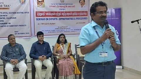 விழுப்புரத்தில் செவ்வாய்க்கிழமை நடைபெற்ற ஏற்றுமதிக்கான வாய்ப்புகள்,வழிமுறைகள் தொடா்பான கருத்தரங்கில் பேசுகிறாா் மாவட்டத் தொழில் மையப் பொது மேலாளா் சி. அருள். உடன், மாவட்ட வேளாண் இணை இயக்குநா் இரா.சீனிவாசன் உள்ளிட்டோா்.