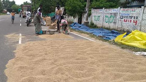 பட்டீஸ்வரம் பம்பப்படையூா் நெடுஞ்சாலையில் அறுவடை செய்த நெல்லை செவ்வாய்க்கிழமை காய வைத்த விவசாயிகள்.