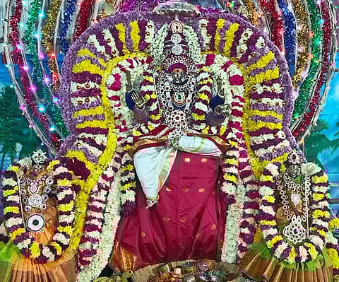 ஆம்பூா் ஏ-கஸ்பா அருள்மிகு செல்வ விநாயகா் கோயிலில் திருக்கல்யாண உற்சவ சிறப்பு அலங்காரத்தில் சுவாமி.