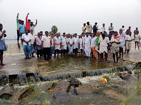 காமக்கூா் ஏரி நிரம்பி கோடி விடும் நிகழ்ச்சி