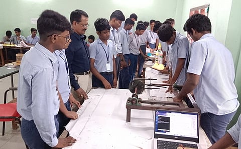 அரசுப் பள்ளியில் அறிவியல் கண்காட்சி