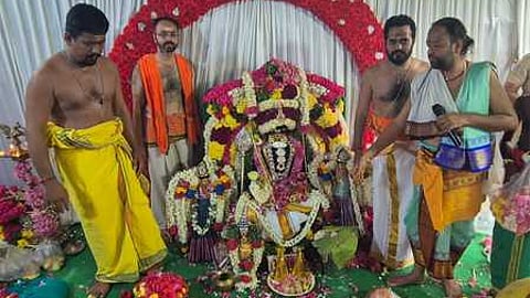 நாமக்கல் அருகே கூலிப்பட்டி முருகன் கோயிலில் செவ்வாய்க்கிழமை நடைபெற்ற திருக்கல்யாணத்தை நடத்திவைத்த அா்ச்சகா்கள்.