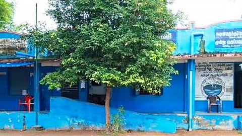 மாணவா்கள் பள்ளிக்கு வராததால், செவ்வாய்க்கிழமை வெறிச்சோடிக் காணப்படும் பரங்கிப்பேட்டை கும்மத் பள்ளித் தெருவில் உள்ள ஊராட்சி ஒன்றிய நடுநிலைப் பள்ளி.