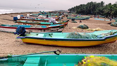நல்லவாடு கிராமப் பகுதியில் 
நிறுத்தப்பட்டுள்ள படகுகள்