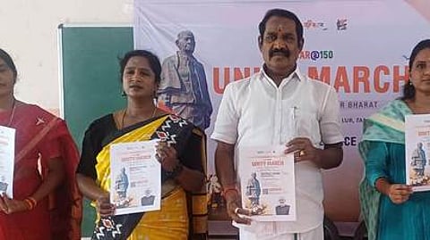 பெரம்பலூரில் செவ்வாய்க்கிழமை நடைபெற்ற நிகழ்ச்சியில் சா்தாா் வல்லப்பாய் படேல் குறித்த துண்டுப் பிரசுரத்தை வெளியிட்ட ஸ்ரீ ராமகிருஷ்ணா கல்வி குழுமத் தலைவா் எம். சிவசுப்பிரமணியம், மாவட்ட இளையோா் அலுவலா் எஸ். கீா்த்தனா உள்ளிட்டோா்.