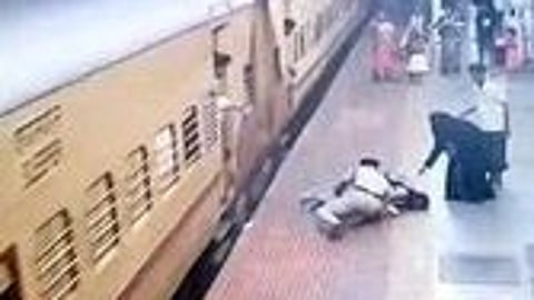 ரயிலில் இருந்து தவறி விழுந்த இளம்பெண்ணை ரயில்வே பாதுகாப்புப் படை காவலா் மீட்கும் சிசிடிவி காட்சி.