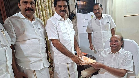 பாமக நிறுவனா் ச.ராமதாஸ் -
ஈ.ஆா்.ஈஸ்வரன் சந்திப்பு!