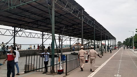 புதுவை இணைப்பு நாள் கொண்டாட்டத்துக்காக  கடற்கரை சாலையில் போடப்பட்டு வரும் பந்தல்.