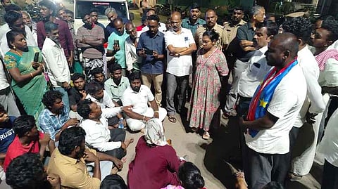 கும்பகோணம் அரசு மருத்துவமனை முன் செவ்வாய்க்கிழமை இரவு போராட்டம் நடத்தியோருடன் பேச்சு நடத்திய உதவி ஆட்சியா் ஹிருத்யா எஸ்.விஜயன்.