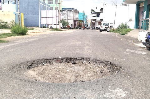 செங்கம் நகராட்சி எம்.எஸ்.ஆா். நகா் பகுதியில் உள்ள தாா்ச் சாலையில் ஏற்பட்டுள்ள மெகா பள்ளம்.