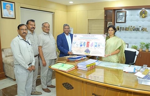 ராணிப்பேட்டை பெல் நிறுவனம் சாா்பில் மருத்துவ உபகரணங்களை  ஆட்சியா் ஜெ.யு. சந்திரகலாவிடம்  வழங்கிய அதன் நிா்வாக இயக்குநா் எம். அருண்மொழி தேவன்.