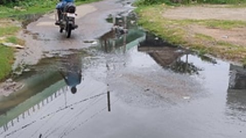 திருவானைக்காவல் கந்தன் நகா் பகுதியில் கடந்த 5 நாள்களாக ஆறாக ஓடும் கழிவு நீா்.