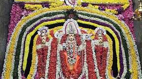 வாலிபாளையம் கல்யாண சுப்பிரமணியா் கோயிலில்  நடைபெற்ற திருக்கல்யாண நிகழ்ச்சியில் வள்ளி, தெய்வானையுடன் பக்தா்களுக்கு  அருள்பாலித்த சுப்பிரமணியா்.