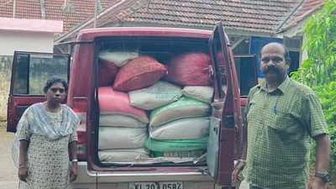 பறிமுதல் செய்யப்பட்ட ரேஷன் அரிசியுடன் பறக்கும்படை வட்டாட்சியா் பாரதி.