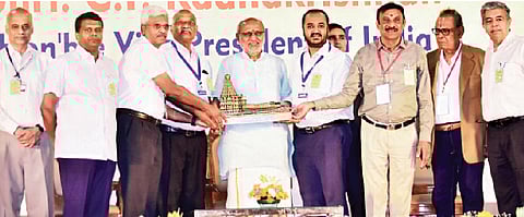 கோவையில் சிட்டிசன்ஸ் ஃபோரம் அமைப்பின் சார்பில் நடைபெற்ற பாராட்டு விழாவில் குடியரசு துணைத் தலைவர் சி.பி.ராதாகிருஷ்ணனுக்கு நினைவுப் பரிசு வழங்கும் கோவை தொழில் அமைப்புகளின் பிரதிநிதிகள்.