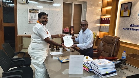 தலைமைப் பொறியாளரிடம் கோரிக்கை மனு அளித்தாா் எஸ்.பழனிநாடாா் எம்எல்ஏ.