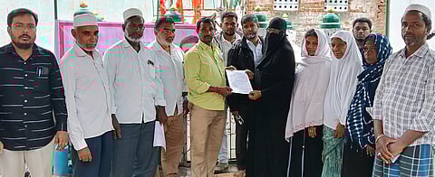 குடியாத்தம் 30- ஆவது வாா்டில் பொதுமக்களிடம் மனுக்களை பெற்ற நகா்மன்றஉறுப்பினா் ஜே.ஹஸினா.