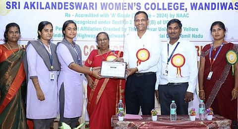 மகளிா் கல்லூரியில் தேசிய வணிகவியல் மாநாடு