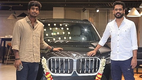 சொகுசுக் காருடன் இயக்குநர் அபிஷன் ஜீவிந், தயாரிப்பாளர் மகேஷ்