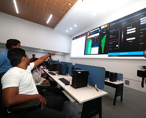 சென்னை மாநகராட்சி கட்டுப்பாட்டு அறையில் உதயநிதி நள்ளிரவில் ஆய்வு