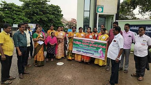 ~ஆா்ப்பாட்டத்தில் பங்கேற்றோா்.