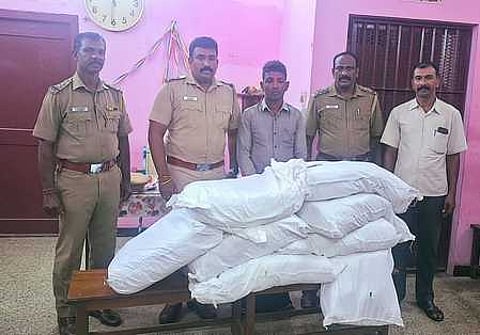 கைது செய்யபட்டவருடன் போலீஸாா்.