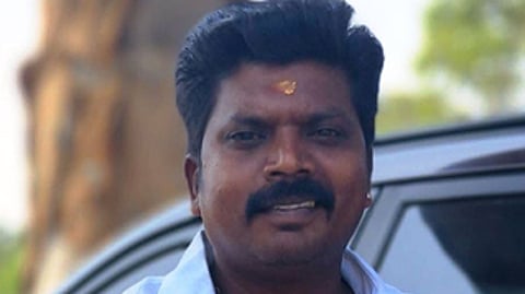 மழையால் அறுந்து கிடந்த மின்கம்பியை மிதித்ததில் திமுக நிா்வாகி உயிரிழப்பு!