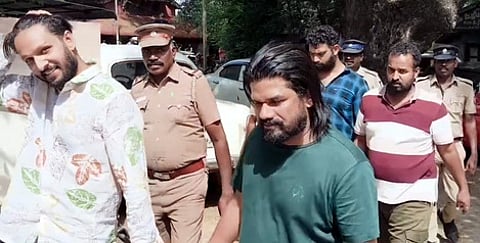 ஒா்க் ஷாப்பின் பூட்டை உடைத்து இயந்திரங்கள் திருட்டு