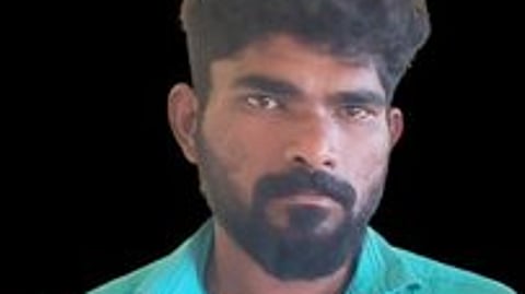 கைது செய்யப்பட்ட கேரள இளைஞா்கள்.