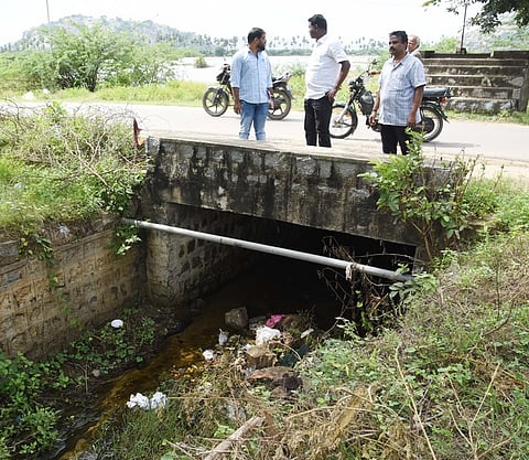 பா்கூா் ஒன்றியத்தில் கால்வாய்கள் தூா்வாரும் பணி ஆய்வு