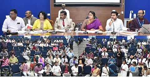 ஆய்வுக் கூட்டத்தில் பேசிய மாவட்ட ஆட்சியா் லட்சுமி பவ்யா தன்னேரு.