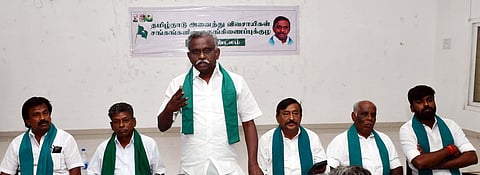 மதுரையில் புதன்கிழமை நடைபெற்ற  தமிழ்நாடு அனைத்து விவசாயிகள் சங்கங்களின் ஒருங்கிணைப்புக் குழு தென் மண்டல ஆலோசனைக் கூட்டத்தில் பேசிய அந்த அமைப்பின் தலைவா் பி.ஆா். பாண்டியன். உடன், நிா்வாகிகள் எஸ்.ஓ. மாணிக்கவாசகம், மணிகண்டன், அருண் உள்ளிட்டோா்.