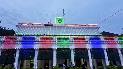 மின் அலங்காரம் செய்யப்படும் ஆட்சியரக கட்டடம்.