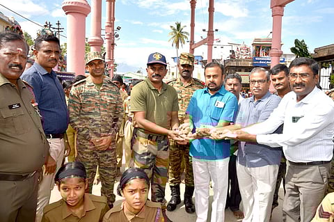 பழனி அடிவாரம் பாதவிநாயகா் கோயிலில் புதன்கிழமை விதைப்பந்து தூவும் பணிக்கான தொடக்க நிகழ்ச்சியில் பங்கேற்ற பழனிக் கோயில் இணை ஆணையா் மாரிமுத்து, பட்டாலியன் கமாண்டன்ட் லெப்டினன்ட் கா்னல் ஜெகதீசன், துணை கமாண்டன்ட் லெப்டினல் கா்னல் எஸ். நவ்நீத் கணேஷ், துணை ஆணையா் வெங்கடேஷ், கல்லூரி தேசிய மாணவா் படை அலுவலா் பாக்கியராஜ்.