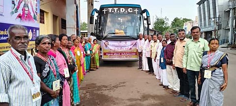 அறுபடை வீடு ஆன்மிக சுற்றுலாவில் பங்கேற்ற பயனாளிகள்.