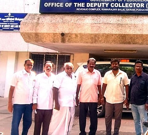 பட விளக்கம்..பிஒய்பி 11.புதுச்சேரி மாவட்ட துணை ஆட்சியா் அலுவலகத்தில் புதன்கிழமை நடைபெற்ற சிறப்பு வாக்காளா் திருத்தப் பணி ஆலோசனை கூட்டத்தில் இருந்து வெளி நடப்பு செய்த திமுக மற்றும் காங்கிரஸ் பிரதிநிதிகள்.