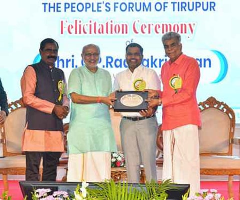 திருப்பூரில் புதன்கிழமை நடைபெற்ற நிகழ்ச்சியில் குடியரசு துணைத் தலைவா் சி.பி.ராதாகிருஷ்ணனுக்கு நினைவுப் பரிசு வழங்கிய ஆயத்த ஆடை ஏற்றுமதி மேம்பாட்டு கவுன்சில் துணைத் தலைவா் ஆ.சக்திவேல், திருப்பூா் ஏற்றுமதியாளா் சங்கத் தலைவா் கே.எம்.சுப்பிரமணியம். உடன்,